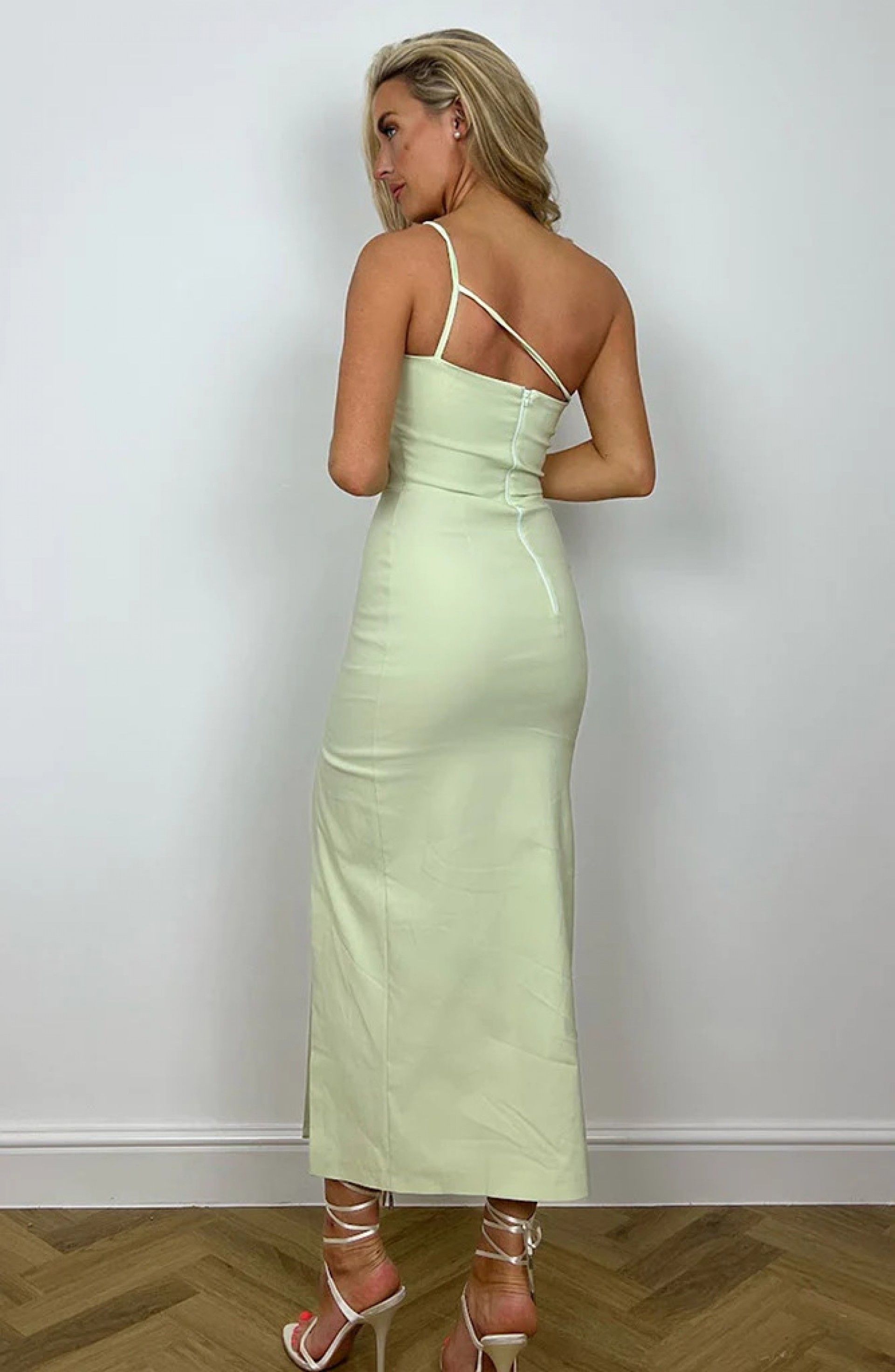 Vestido Midi de um Ombro Só em Verde