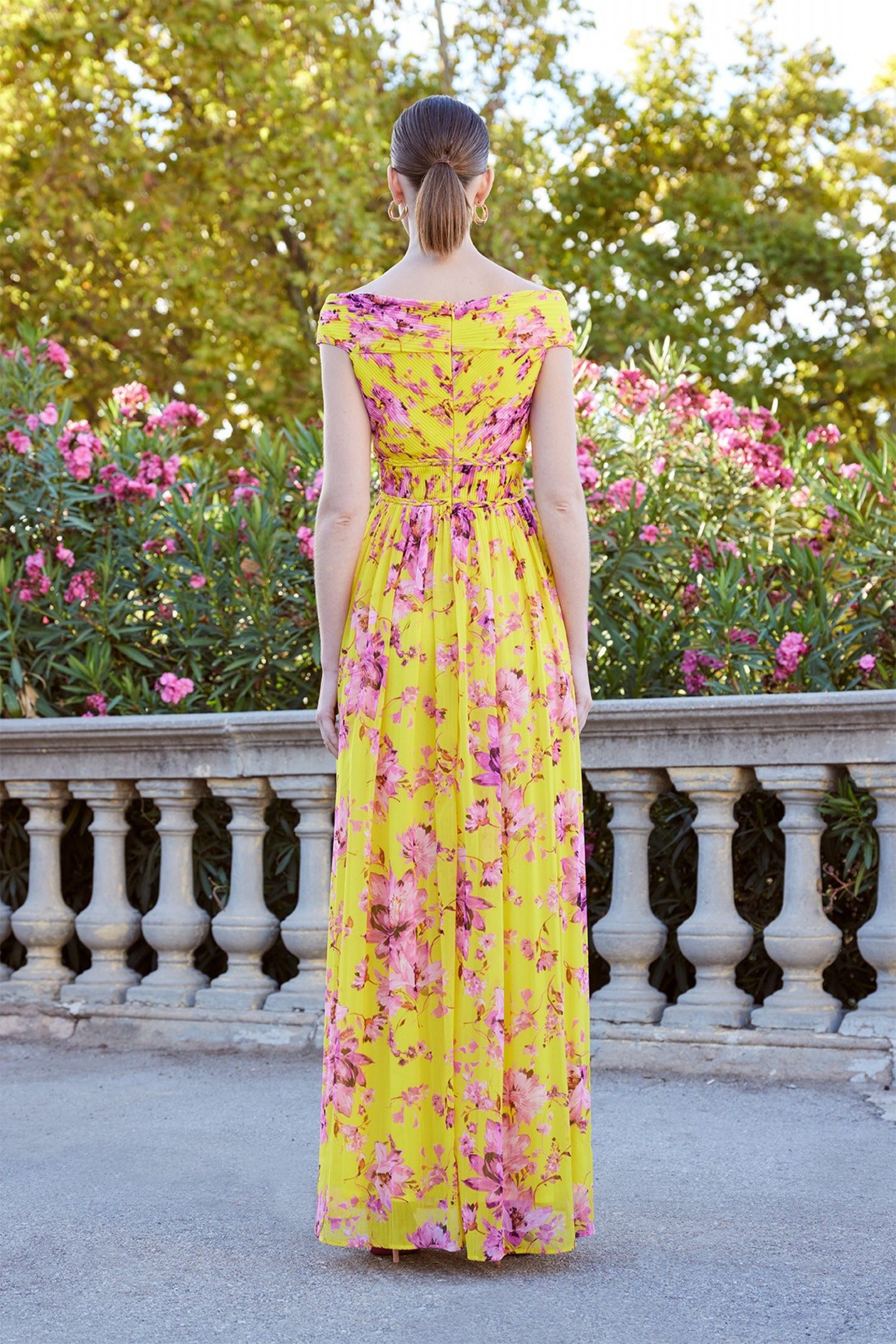 Vestido Longo Plissado Carla Ruiz Padrão Florido em Amarelo