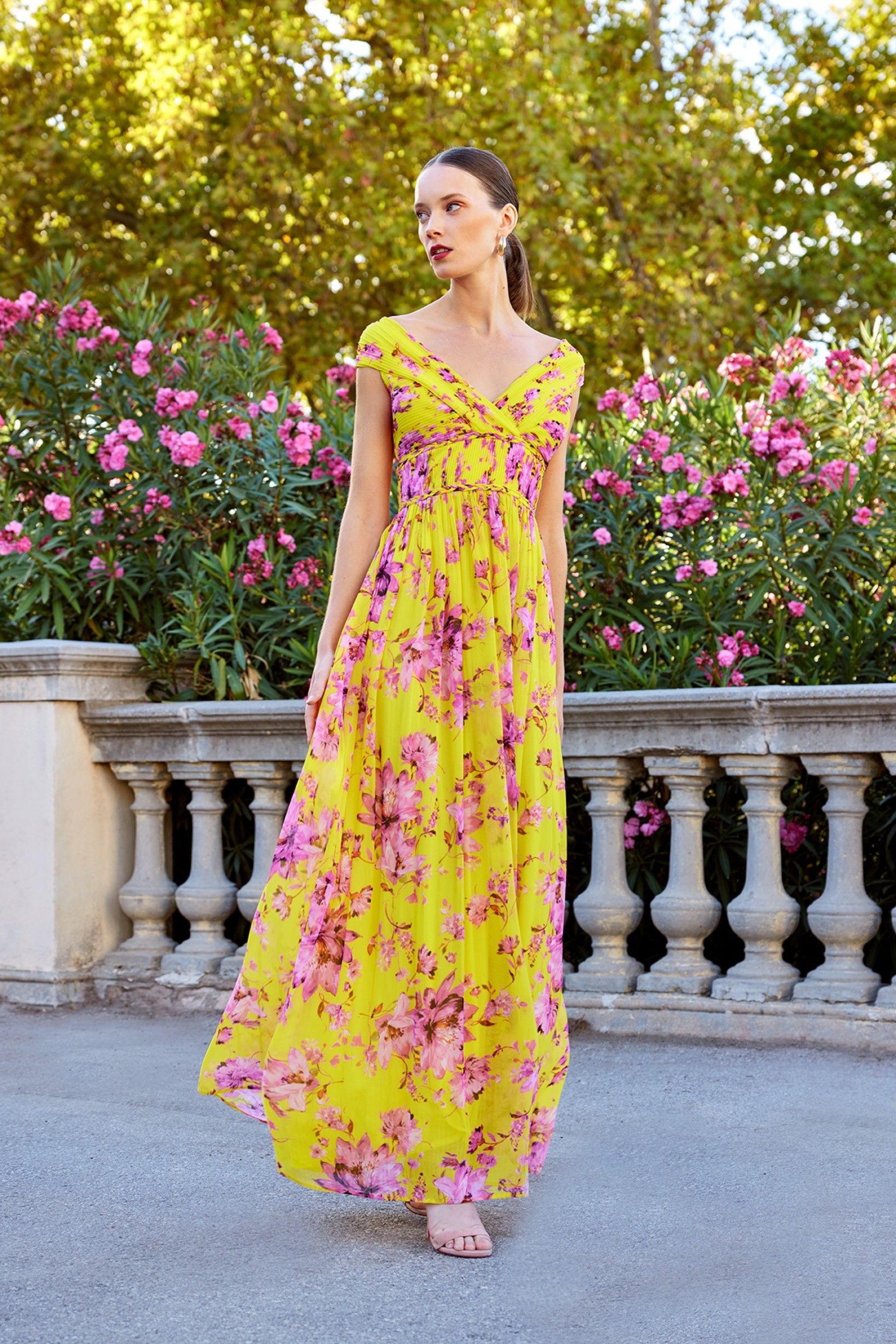 Vestido Longo Plissado Carla Ruiz Padrão Florido em Amarelo