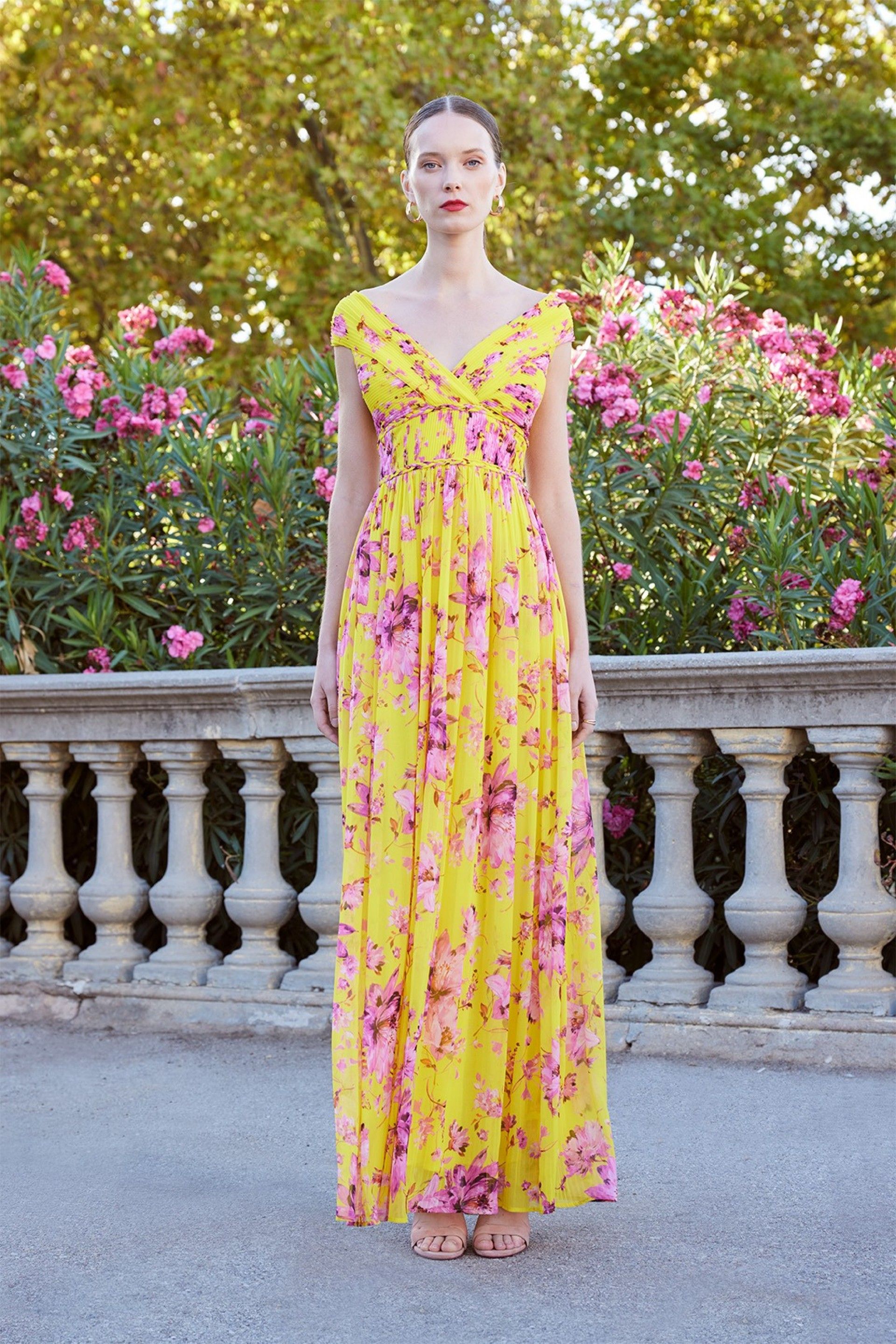 Vestido Longo Plissado Carla Ruiz Padrão Florido em Amarelo