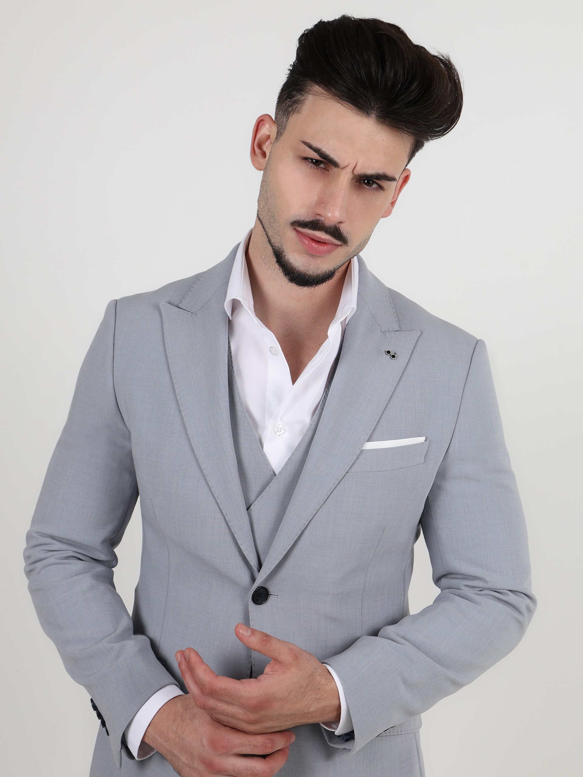 Fato Slim Fit c/ Colete Incluido Suits x Vilmoda