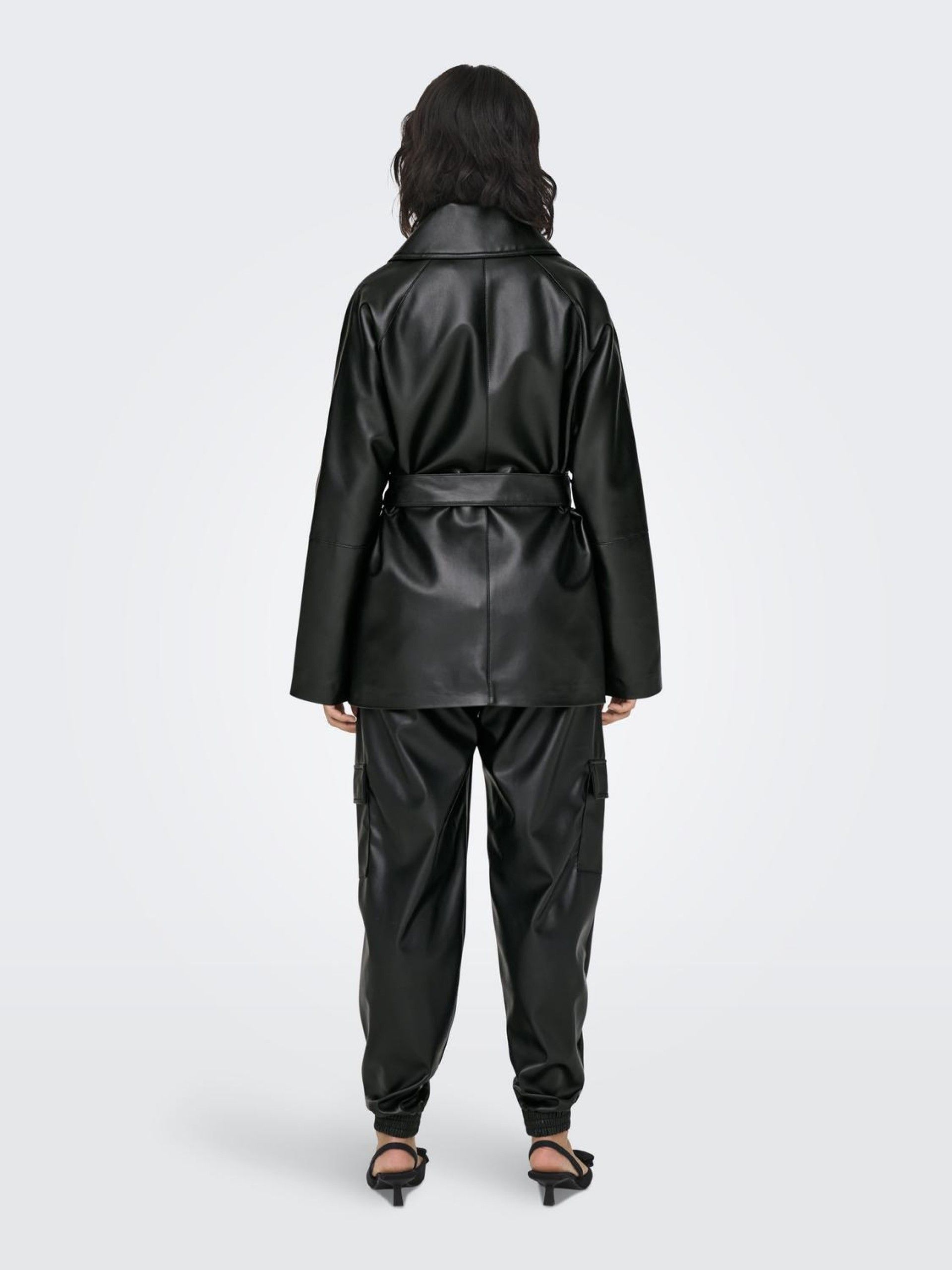 Casaco Mulher SOFIA Faux Leath com cinto curto ONLY