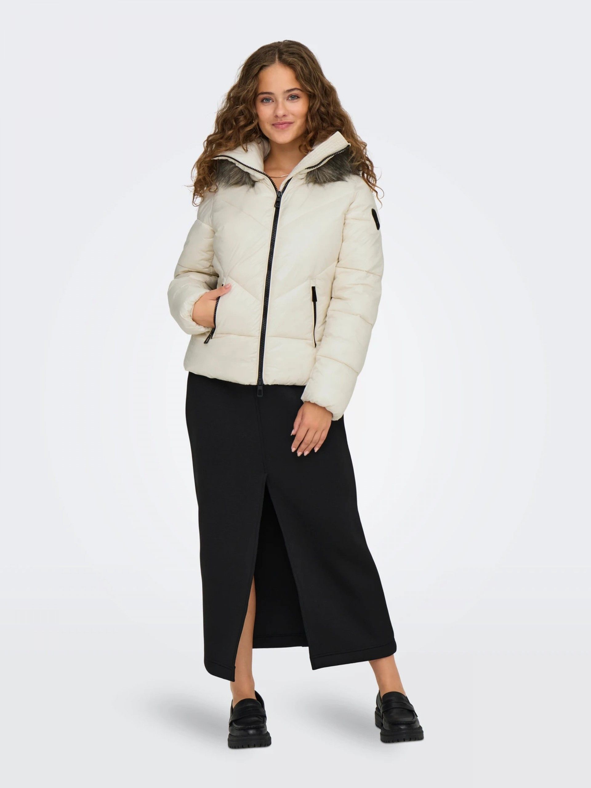 Casaco Mulher Acolchoado Curto FEVER Capuz ONLY