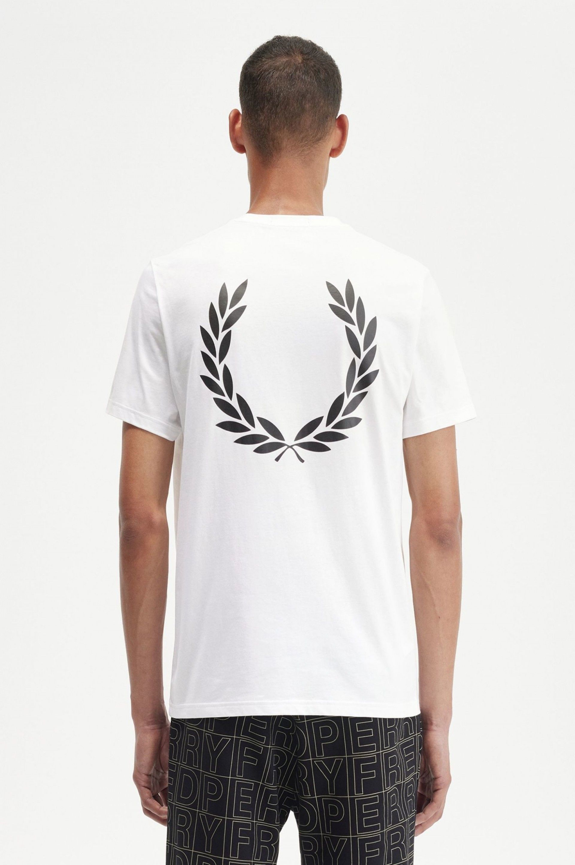 T-Shirt Homem Logo nas costas FRED PERRY
