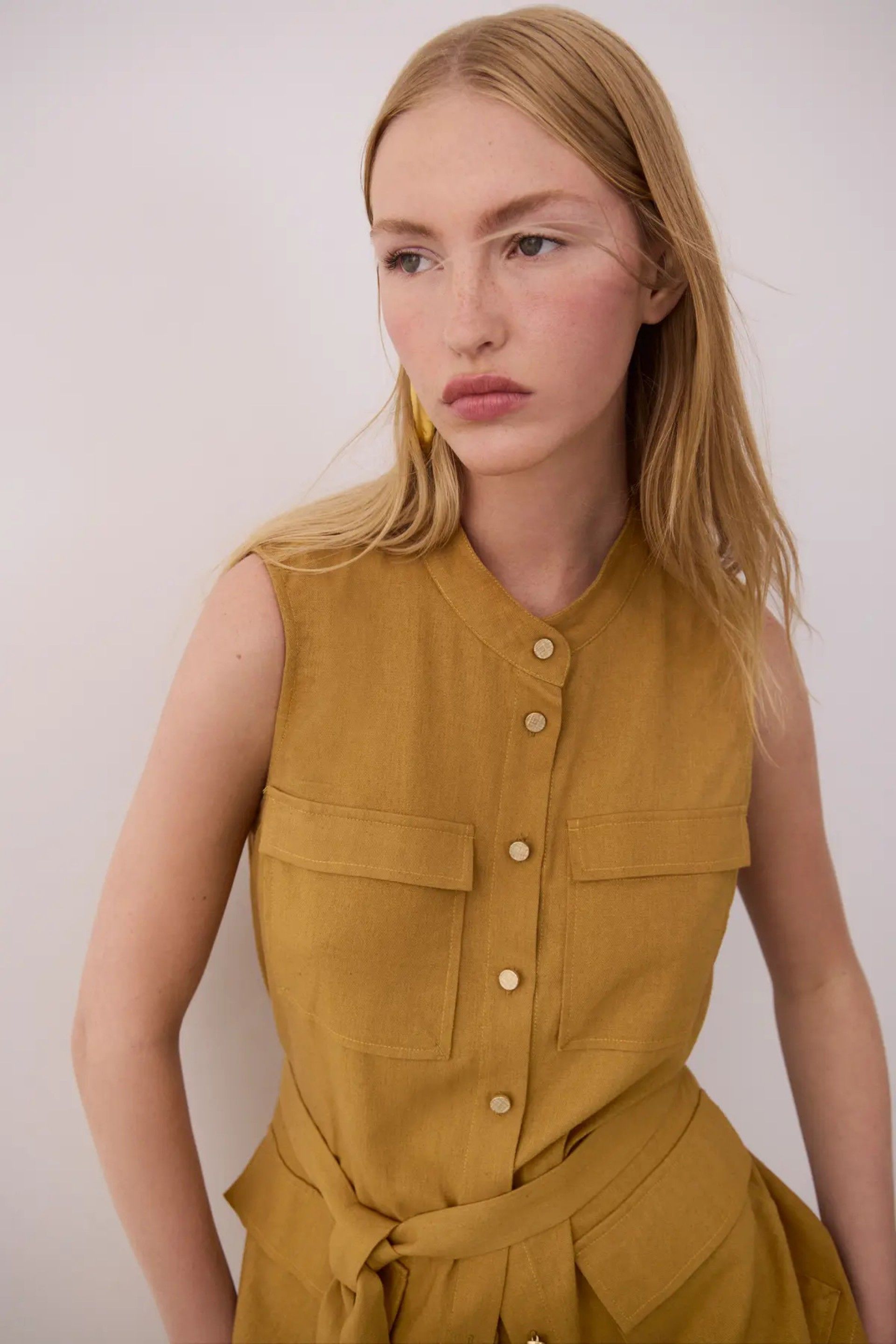 Blusa NURIA O VILA sem mangas com cinto