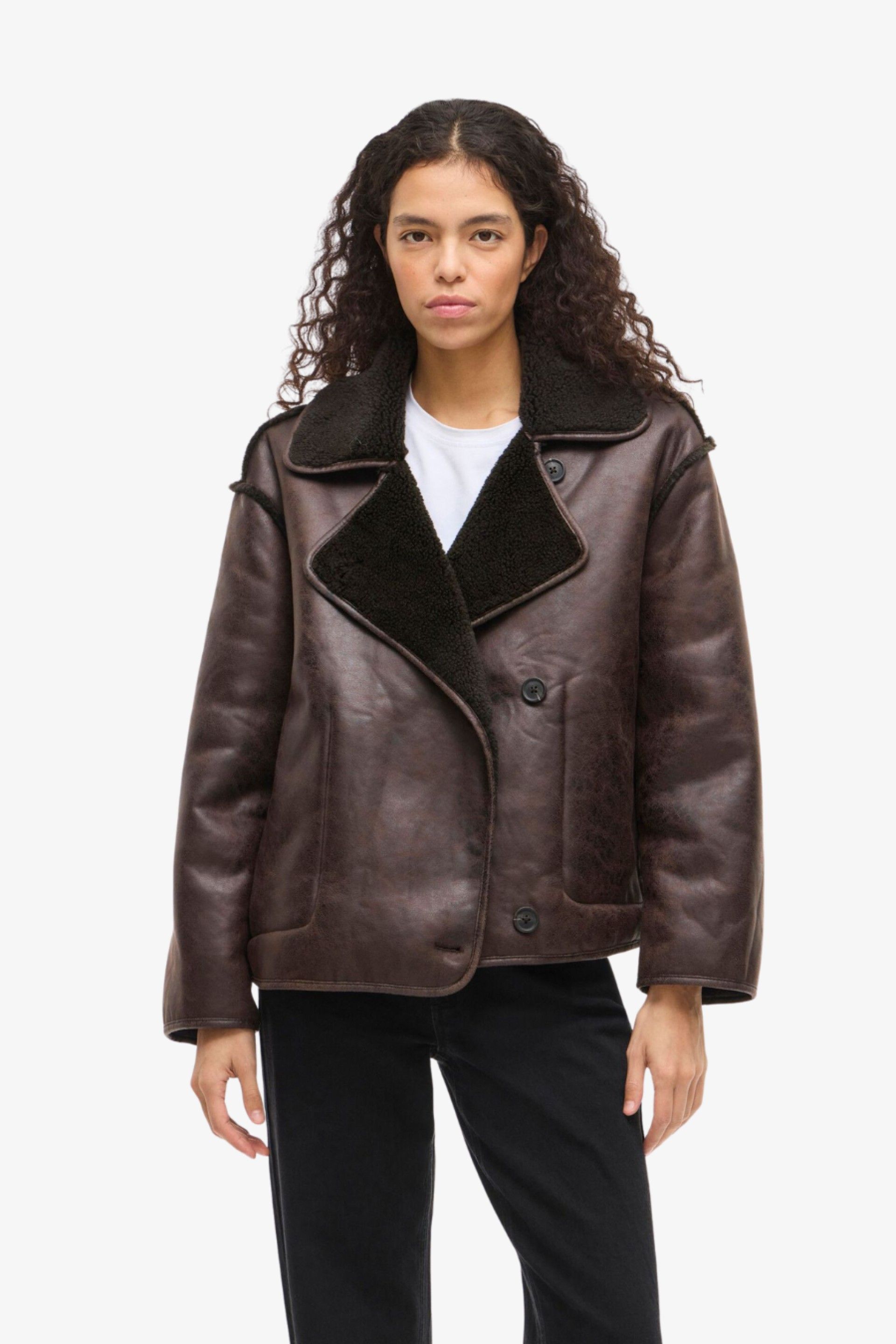 Casaco Mulher Kadera Pele Ecológica com Forro Sherpa Vila Clothes