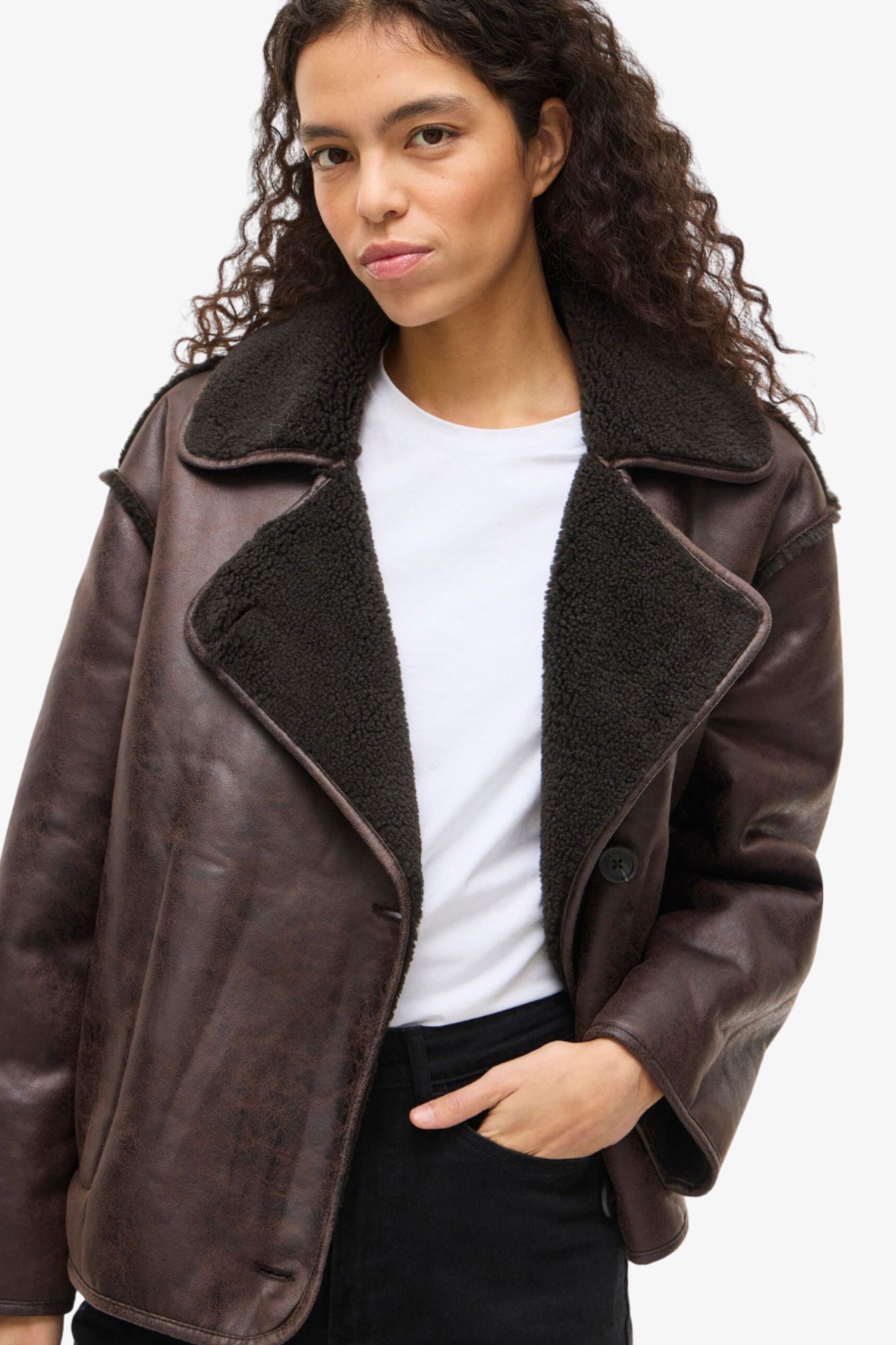 Casaco Mulher Kadera Pele Ecológica com Forro Sherpa Vila Clothes