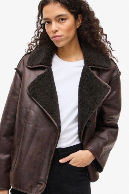 Casaco Mulher Kadera Pele Ecológica com Forro Sherpa Vila Clothes Casaco Mulher Kadera Pele Ecológica com Forro Sherpa Vila Clothes