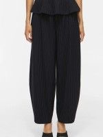 Calça Vila Mastriba 7/8 com risca Calça Vila Mastriba 7/8 com risca